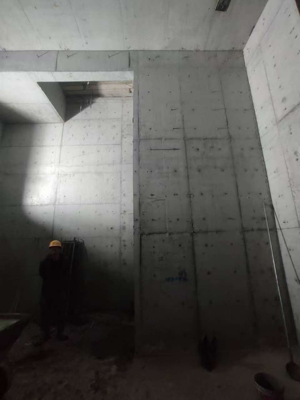 宣城墙上开槽钢筋断了有影响吗